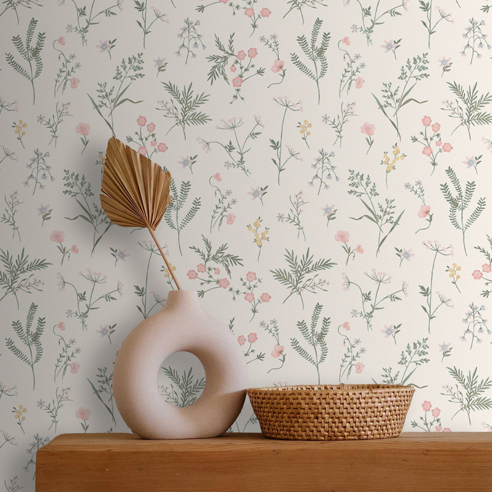 Herbal Wallpaper - Crosswell koraalroze botanische plantenbehang, delicate bloemen